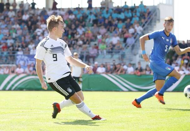 BAU Fußball Länderspiel U 17 Deutschland vs. Italien , Tor zum 1 : 0 , Lars Kehl ( GER ) erzielt das 1 : 0 DFB regulations prohibit any use of photographs as image sequences and or quasi-video.