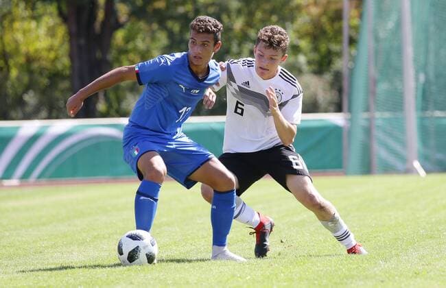 BAU Fußball Länderspiel U 17 Deutschland vs. Italien , von links: Tommaso Milanese ( ITA ) Jordan Mayer ( GER ) DFB regulations prohibit any use of photographs as image sequences and or quasi-video.