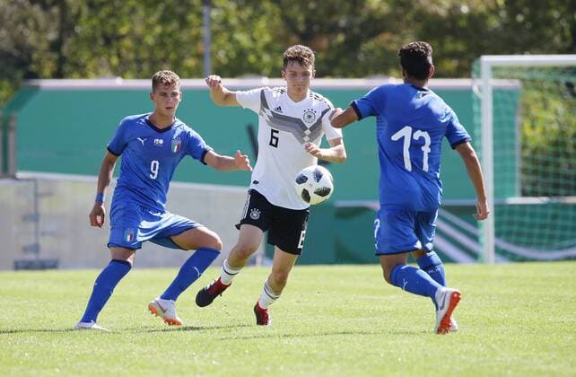 BAU Fußball Länderspiel U 17 Deutschland vs. Italien , von links: Sebastiano Esposito ( ITA ) Jordan Mayer ( GER ) Tommaso Milanese ( ITA ) DFB regulations prohibit any use of photographs as image sequences and or quasi-video.