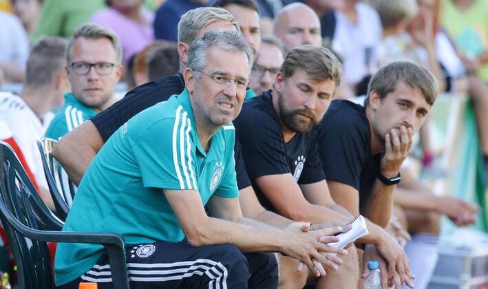 BAU Fußball Länderspiel U 17 Deutschland vs. Italien , Michael Feichtenbeiner ( Trainer Deutschland ) DFB regulations prohibit any use of photographs as image sequences and or quasi-video.