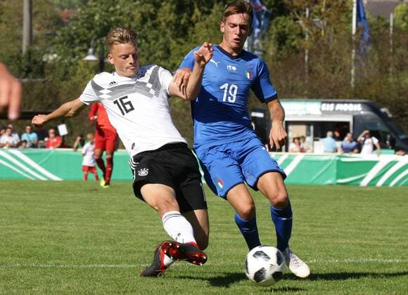 BAU Fußball Länderspiel U 17 Deutschland vs. Italien , von links: Jannis Lang ( GER ) Mirco Lipari ( ITA ) DFB regulations prohibit any use of photographs as image sequences and or quasi-video.