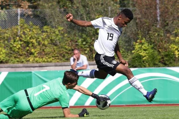 BAU Fußball Länderspiel U 17 Deutschland vs. Italien , von links: Manuel Gasparini ( ITA ) Karim Adeyemi ( GER ) DFB regulations prohibit any use of photographs as image sequences and or quasi-video.