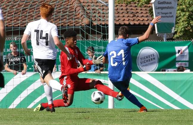 BAU Fußball Länderspiel U 17 Deutschland vs. Italien , Tor zum 2 : 1 , von links: Marvin Alexa ( GER ) Noah Atubolu ( GER ) Torschütze Nicolo Cudrig ( ITA ) DFB regulations prohibit any use of photographs as image sequences and or quasi-video.