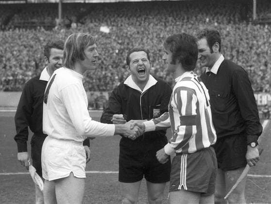 1. FC Köln - Borussia Mönchengladbach 3:2 27.03.1971 in Köln. Günter Netzer (BMG li.) und Wolfgang Overath (1. FC Köln). Schiedsrichter Gerhard Schulenburg (Mitte) findet s offensichtlich zu Schreien. *** 1 FC Köln Borussia Mönchengladbach 3 2 27 03 1971 in Cologne Günter Netzer BMG left and Wolfgang Overath 1 FC Cologne Referee Gerhard Schulenburg Mitte is obviously screaming HM
