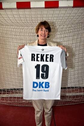Oberbürgermeisterin der Stadt Köln Henriette Reker posiert mit Trikot am 11.09.2018 in Köln bei der Pressekonferenz zum Stand der Vorbereitung zur Handball Weltmeisterschaft 2019 die im Zeitraum 10. bis 27. Januar mit u.a. 13 Begegnungen in Köln stattfindet.