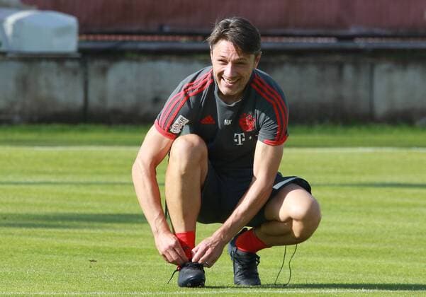 Sport Bilder des Tages Trainer Niko Kovac schnürt seine Fussballschuhe Fussball FC Bayern München 11.09.2018 Training