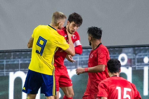 Sport Themen der Woche KW37 Sport Bilder des Tages 180911 Sveriges Anton Saletros tar strypgrepp pa Turkiets Melih Okutan under EM-kvalmatchen i fotboll mellan Sverige och Turkiet den 11 september 2018 i Helsingborg. *** 180911 Swedens Anton Saletros takes control of Turkeys Melih Okutan during the European Championships in football between Sweden and Turkey on September 11, 2018 in Helsingborg  Copyright: PETTERxARVIDSON BB180911PA028