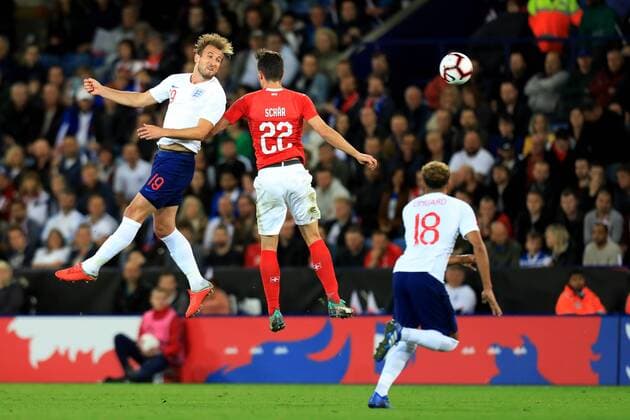 FuÃŸball, Testspiel, England - Schweiz 11th September 2018, King Power Stadium, Leicester, England; International Football Friendly, England versus Switzerland; Harry Kane of England heads the ball on to Jesse Lingard of England  ActionPlus12061808 ShaunxBrooks