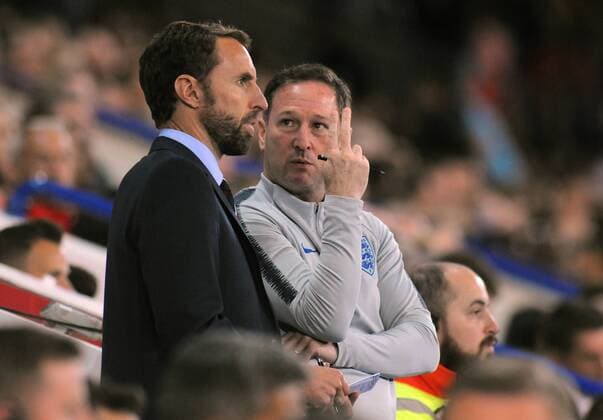 Fußball, Testspiel, England - Schweiz Football - 2018 2019 International Friendly Länderspiel - England vs. Switzerland England Manager, Gareth Southgate with with coach, Steve Holland, at King Power Stadium. COLORSPORT ANDREW COWIE 