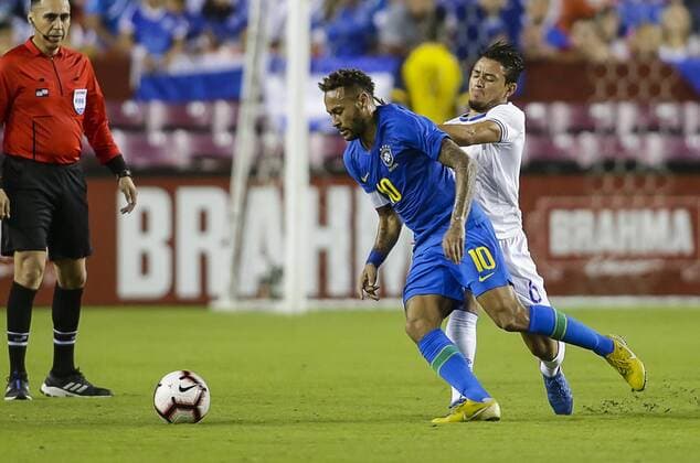 Sport Bilder des Tages Fußball, Testspiel, Brasilien - El Salvador September 11, 2018: El Salvador Midfielder 6 Narciso Orellana pushes Brazil Forward 10 Neymar Jr down during an International Friendly Länderspiel soccer match between Brazil and El Salvador at Fedex Field in Washington DC. CSM Soccer 2018: El Salvador vs Brazil SEP 11 - ZUMAc04_ 20180911_zaf_c04_325 Copyright: xJustinxCooperx