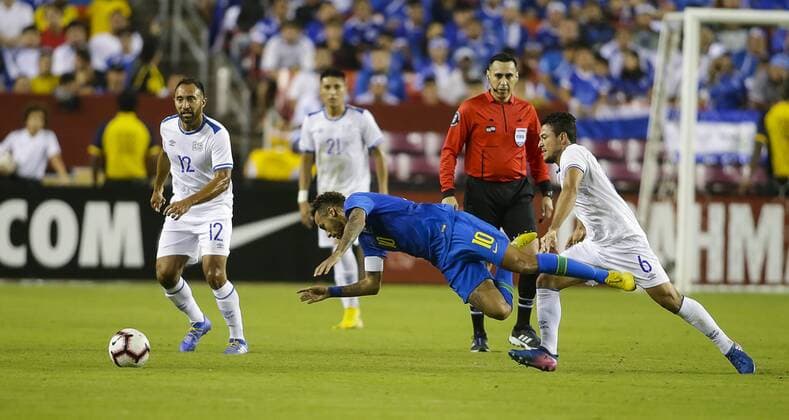 Fußball, Testspiel, Brasilien - El Salvador September 11, 2018: El Salvador Midfielder 6 Narciso Orellana pushes Brazil Forward 10 Neymar Jr down during an International Friendly Länderspiel soccer match between Brazil and El Salvador at Fedex Field in Washington DC. CSM Soccer 2018: El Salvador vs Brazil SEP 11 - ZUMAc04_ 20180911_zaf_c04_326 Copyright: xJustinxCooperx