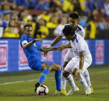 Fußball, Testspiel, Brasilien - El Salvador September 11, 2018: Brazil Forward 10 Neymar Jr is knocked off of the ball during an International Friendly Länderspiel soccer match between Brazil and El Salvador at Fedex Field in Washington DC. CSM Soccer 2018: El Salvador vs Brazil SEP 11 - ZUMAc04_ 20180911_zaf_c04_322 Copyright: xJustinxCooperx