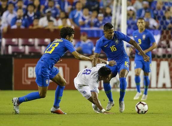 Fußball, Testspiel, Brasilien - El Salvador September 11, 2018: Brazil Defender 16 Alex Sandro pushes El Salvador Midfielder 8 Denis Omar Pineda Torres to the turf during an International Friendly Länderspiel soccer match between Brazil and El Salvador at Fedex Field in Washington DC. CSM Soccer 2018: El Salvador vs Brazil SEP 11 - ZUMAc04_ 20180911_zaf_c04_349 Copyright: xJustinxCooperx