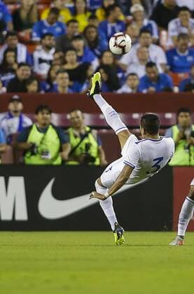 Fußball, Testspiel, Brasilien - El Salvador September 11, 2018: El Salvador Defender 3 Roberto Dominguez bicycle kick the ball to clear it during an International Friendly Länderspiel soccer match between Brazil and El Salvador at Fedex Field in Washington DC. CSM Soccer 2018: El Salvador vs Brazil SEP 11 - ZUMAc04_ 20180911_zaf_c04_351 Copyright: xJustinxCooperx