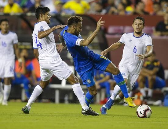 Fußball, Testspiel, Brasilien - El Salvador September 11, 2018: El Salvador Defender 4 Ibsen Castro pulls Brazil Forward 10 Neymar Jr down from behind during an International Friendly Länderspiel soccer match between Brazil and El Salvador at Fedex Field in Washington DC. CSM Soccer 2018: El Salvador vs Brazil SEP 11 - ZUMAc04_ 20180911_zaf_c04_358 Copyright: xJustinxCooperx