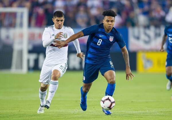 NASHVILLE, TN - SEPTEMBER 11: United States midfielder Weston McKennie (8) pushes the ball up the field during a match between the United States and Mexico on September 11, 2018, at Nissan Stadium in Nashville, TN. (Photo by Bryan Lynn Icon Sportswire) SOCCER: SEP 11 Mexico v USA Icon180911008 EDITORIAL USE ONLY