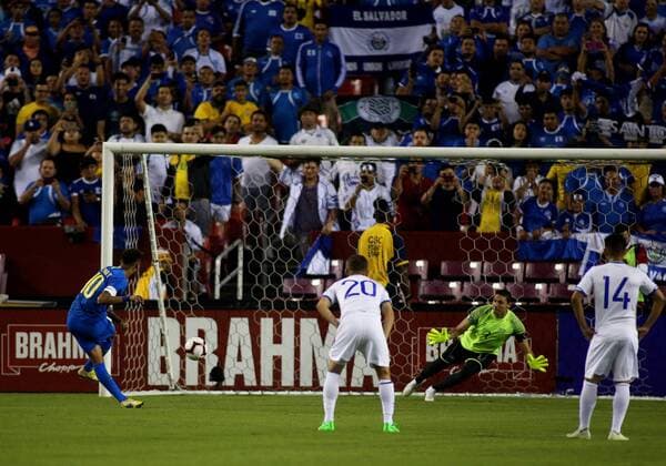 LANDOVER, MD - SEPTEMBER 11: Brazil forward Neymar Jr. (10) scores a goal during a match between Brazil and El Salvador on September 11, 2018, at FedExField in Landover, MD. (Photo by Daniel Kucin Jr. Icon Sportswire) SOCCER: SEP 11 El Salvador v Brazil Icon180908001 EDITORIAL USE ONLY