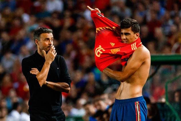 Elche, Spanien 11.09.2018, UEFA Nations League, Spanien - Kroatien, Rodri (ESP) und Trainer Luis Enrique (ESP) ( DeFodi523