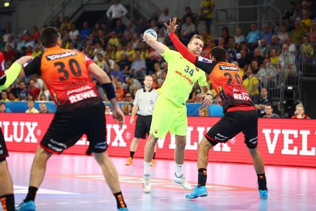 Aron Palmarsson FC Barcelona Barca Lassa) im Zweikampf mit Ilija Abutovic (Rhein Neckar Loewen), Rhein Neckar Loewen vs FC Barcelona Lassa, EHF Champions League, 12.09.2018, Foto Eibner Rhein Neckar Loewen vs FC Barcelona Lassa, EHF Champions League, 12.09.2018 Mannheim Copyright: xEIBNER AlexanderxNeisx EP_ANS
