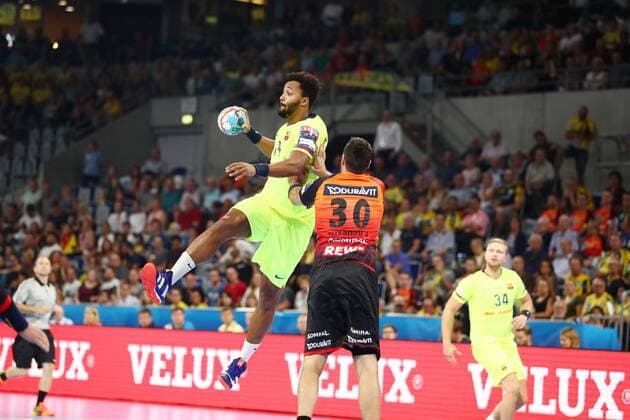 Timothey N Guessan FC Barcelona Barca Lassa) im Zweikampf mit Gedeon Guardiola (Rhein Neckar Loewen), Rhein Neckar Loewen vs FC Barcelona Lassa, EHF Champions League, 12.09.2018, Foto Eibner Rhein Neckar Loewen vs FC Barcelona Lassa, EHF Champions League, 12.09.2018 Mannheim Copyright: xEIBNER AlexanderxNeisx EP_ANS