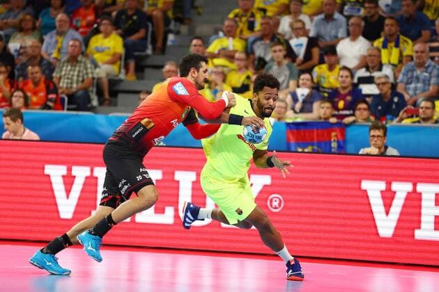Timothey N Guessan FC Barcelona Barca Lassa) im Zweikampf mit Ilija Abutovic (Rhein Neckar Loewen), Rhein Neckar Loewen vs FC Barcelona Lassa, EHF Champions League, 12.09.2018, Foto Eibner Rhein Neckar Loewen vs FC Barcelona Lassa, EHF Champions League, 12.09.2018 Mannheim Copyright: xEIBNER AlexanderxNeisx EP_ANS