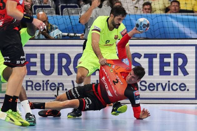 v.li.: Raul Entrerrios Rodriguez (Barca, 9), Andre Schmid (Andy Schmid, RNL, 2), Zweikampf, Spielszene, Duell, duel, tackle, tackling, Dynamik, Action, Aktion, Handball, Champions League, Rhein-Neckar Löwen - Barca Lassa,