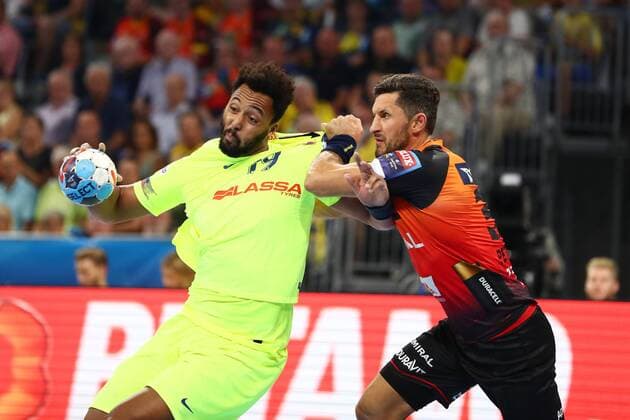 Timothey N Guessan FC Barcelona Barca Lassa) im Zweikampf mit Alexander Petersson (Rhein Neckar Loewen), Rhein Neckar Loewen vs FC Barcelona Lassa, EHF Champions League, 12.09.2018, Foto Eibner Rhein Neckar Loewen vs FC Barcelona Lassa, EHF Champions League, 12.09.2018 Mannheim Copyright: xEIBNER AlexanderxNeisx EP_ANS
