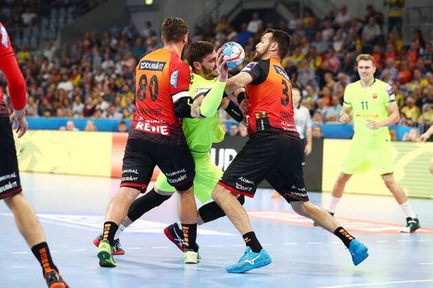 Ludovic Fabregas FC Barcelona Barca Lassa) im Zweikampf mit Jannik Kohlbacher (Rhein Neckar Loewen) und Gedeon Guardiola (Rhein Neckar Loewen), Rhein Neckar Loewen vs FC Barcelona Lassa, EHF Champions League, 12.09.2018, Foto Eibner Rhein Neckar Loewen vs FC Barcelona Lassa, EHF Champions League, 12.09.2018 Mannheim Copyright: xEIBNER AlexanderxNeisx EP_ANS