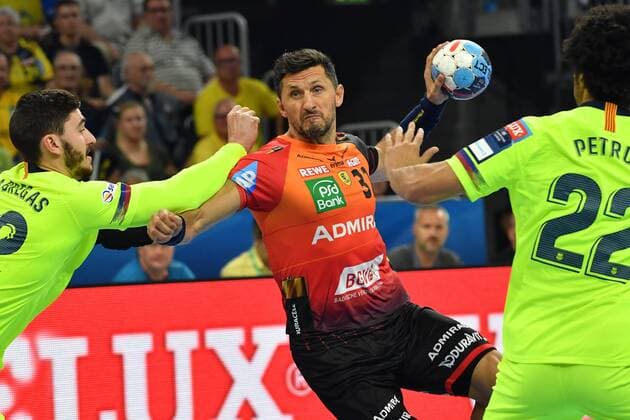 Rhein Neckar Loewen - Barca Lassa Rhein Neckar Loewe Alexander Petersson (Nr.32) gegen Barcas Ludovic Fabregas und rechts Goncalves Dos Santos beim Spiel in der Champions League, Rhein Neckar Loewen - Barca Lassa. Mannheim. 12.09.18 Handball Champions League , Mannheim Baden Wuerttemberg Deutschland SAP Arena