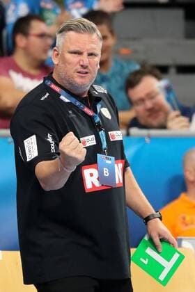Sport Bilder des Tages Nikolaj Jacobsen (Trainer, Cheftrainer, RNL) ballt die Faust, gibt Anweisungen, gestikuliert, mit den Armen gestikulieren, gives instructions, gesticulate, Einzelbild, Aktion, Action, Jubel, Handball, Champions League, Rhein-Neckar Löwen - Barca Lassa,