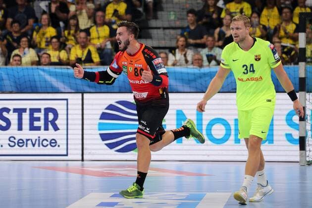 Jannik Kohlbacher (RNL, 80) jubelt über ein Tor, Jubel, Torjubel, Torerfolg, celebrate the goal, goal, celebration, Jubel ueber das Tor, optimistisch, Action, Aktion, Freisteller, Ganzkörper, Einzelbild, Handball, Champions League, Rhein-Neckar Löwen - Barca Lassa,