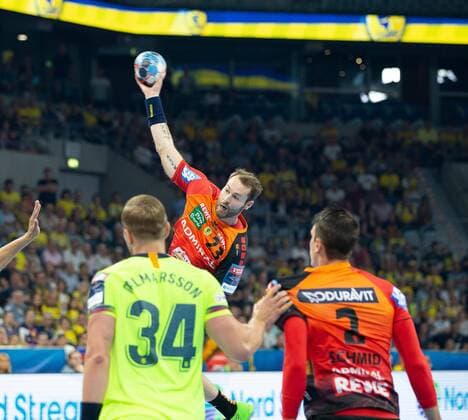 Deutschland - Baden-Württemberg - Mannheim - 12.09.2018 Handball - Velux EHF Champions League - Herren Saison 2018 2019 Rhein-Neckar Löwen (orange) - ESP Barcelona Lassa (neongelb) v.l. Aron Palmarsson FC Barcelona Barca , Steffen Fäth (Rhein-Neckar Löwen), Andy Schmid (Rhein-Neckar Löwen) Rhein-Neckar Löwen - ESP Barca Lassa