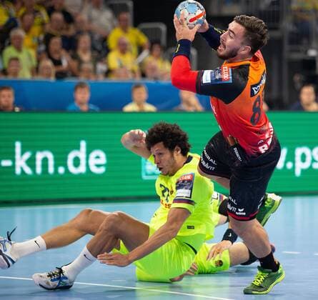 Deutschland - Baden-Württemberg - Mannheim - 12.09.2018 Handball - Velux EHF Champions League - Herren Saison 2018 2019 Rhein-Neckar Löwen (orange) - ESP Barcelona Lassa (neongelb) v.l. Goncalves Dos Santos FC Barcelona Barca , Jannik Kohlbacher (Rhein-Neckar Löwen) Rhein-Neckar Löwen - ESP Barca Lassa