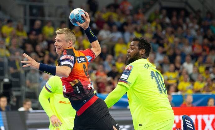 Deutschland - Baden-Württemberg - Mannheim - 12.09.2018 Handball - Velux EHF Champions League - Herren Saison 2018 2019 Rhein-Neckar Löwen (orange) - ESP Barcelona Lassa (neongelb) v.l. Gudjon Valur Sigurdsson (Rhein-Neckar Löwen), Cedric Sorhaindo FC Barcelona Barca Rhein-Neckar Löwen - ESP Barca Lassa
