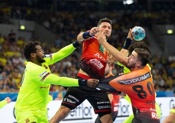 Deutschland - Baden-Württemberg - Mannheim - 12.09.2018 Handball - Velux EHF Champions League - Herren Saison 2018 2019 Rhein-Neckar Löwen (orange) - ESP Barcelona Lassa (neongelb) v.l. Cedric Sorhaindo FC Barcelona Barca , Alexander Petersson (Rhein-Neckar Löwen), Jannik Kohlbacher (Rhein-Neckar Löwen) Rhein-Neckar Löwen - ESP Barca Lassa