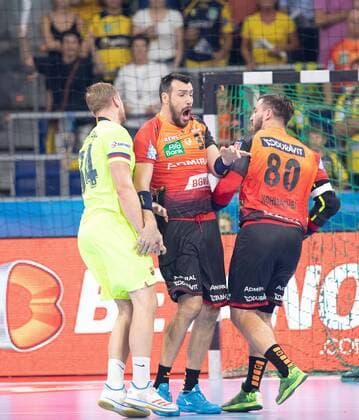 Deutschland - Baden-Württemberg - Mannheim - 12.09.2018 Handball - Velux EHF Champions League - Herren Saison 2018 2019 Rhein-Neckar Löwen (orange) - ESP Barcelona Lassa (neongelb) v.l. Aron Palmarsson FC Barcelona Barca , Gedeon Guardiola Villaplana (Rhein-Neckar Löwen), Jannik Kohlbacher (Rhein-Neckar Löwen) Rhein-Neckar Löwen - ESP Barca Lassa