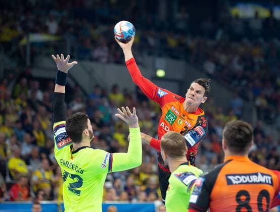 Deutschland - Baden-Württemberg - Mannheim - 12.09.2018 Handball - Velux EHF Champions League - Herren Saison 2018 2019 Rhein-Neckar Löwen (orange) - ESP Barcelona Lassa (neongelb) v.l. Ludovic Fabregas FC Barcelona Barca , Andy Schmid (Rhein-Neckar Löwen) Rhein-Neckar Löwen - ESP Barca Lassa