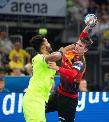 Deutschland - Baden-Württemberg - Mannheim - 12.09.2018 Handball - Velux EHF Champions League - Herren Saison 2018 2019 Rhein-Neckar Löwen (orange) - ESP Barcelona Lassa (neongelb) v.l. Timothey N Guessan FC Barcelona Barca , Andy Schmid (Rhein-Neckar Löwen) Rhein-Neckar Löwen - ESP Barca Lassa