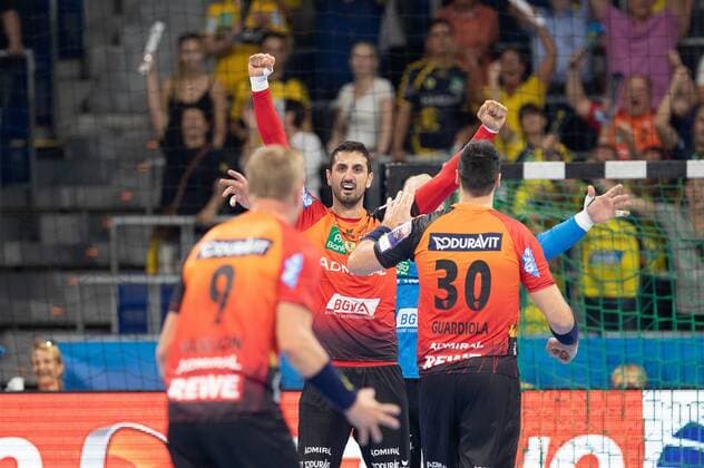 Deutschland - Baden-Württemberg - Mannheim - 12.09.2018 Handball - Velux EHF Champions League - Herren Saison 2018 2019 Rhein-Neckar Löwen (orange) - ESP Barcelona Lassa (neongelb) v.l. Gudjon Valur Sigurdsson (Rhein-Neckar Löwen), Ilija Abutovic (Rhein-Neckar L?wen), Gedeon Guardiola Villaplana (Rhein-Neckar Löwen) Rhein-Neckar Löwen - ESP Barca Lassa