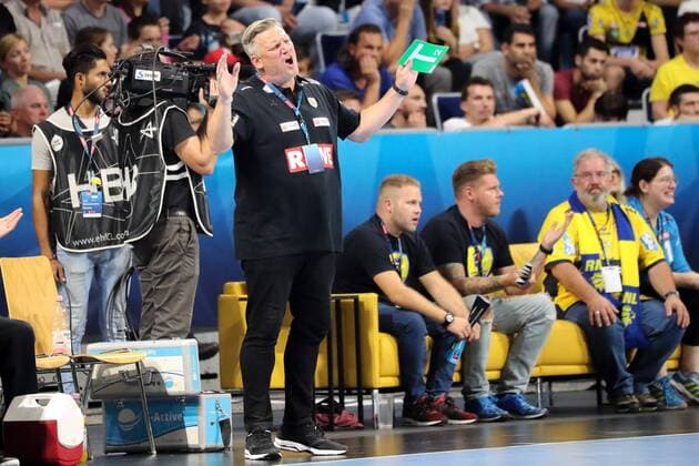 Nikolaj Jacobsen (Trainer, Cheftrainer, RNL), enttäuscht schauend, Enttäuschung, Frustration, disappointed, pessimistisch, Handball, Champions League, Rhein-Neckar Löwen - Barca Lassa,