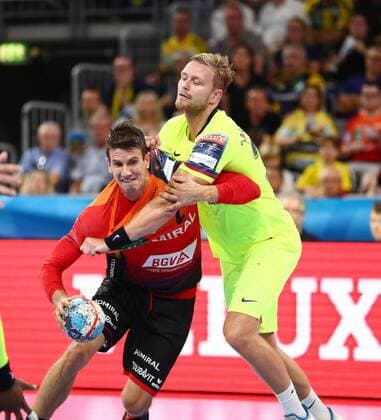 Andy Schmid (Rhein Neckar Loewen) im Zweikampf mit Aron Palmarsson FC Barcelona Barca Lassa), Rhein Neckar Loewen vs FC Barcelona Lassa, EHF Champions League, 12.09.2018, Foto Eibner Rhein Neckar Loewen vs FC Barcelona Lassa, EHF Champions League, 12.09.2018 Mannheim Copyright: xEIBNER AlexanderxNeisx EP_ANS