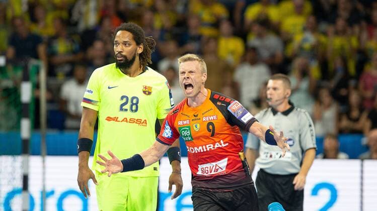 Deutschland - Baden-Württemberg - Mannheim - 12.09.2018 Handball - Velux EHF Champions League - Herren Saison 2018 2019 Rhein-Neckar Löwen (orange) - ESP Barcelona Lassa (neongelb) v.l. Gudjon Valur Sigurdsson (Rhein-Neckar Löwen) hinten Gilberto Brito Duarte FC Barcelona Barca Rhein-Neckar Löwen - ESP Barca Lassa
