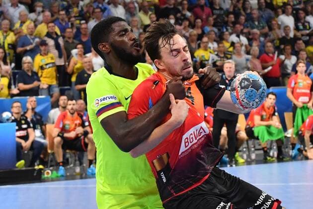 Rhein Neckar Loewen - Barca Lassa Rhein Neckar Loewe Patrick Groetzki (Nr.24) gegen Barcas Mem Dika beim Spiel in der Champions League, Rhein Neckar Loewen - Barca Lassa. Mannheim. 12.09.18 Handball Champions League , Mannheim Baden Wuerttemberg Deutschland SAP Arena