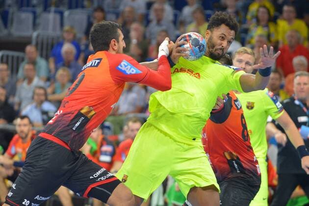 EHF Championsleague12.09.2018,Rhein Neckar Löwen vs. FC Barcelona Barca Am Ball Timothey N Guessan,( 19, Barcelona). Ilija Abutovic,( 20,RNL), und Jannik Kohlbacher,( 80,RNL),versuchen ihn aufzuhalten. -