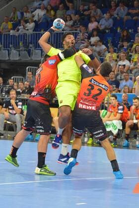 EHF Championsleague12.09.2018,Rhein Neckar Löwen vs. FC Barcelona Barca Am Ball Timothey N Guessan,( 19, Barcelona). Jannik Kohlbacher,( 80,RNL),und Alexander Petersson,( 32,RNL),packen zu. -