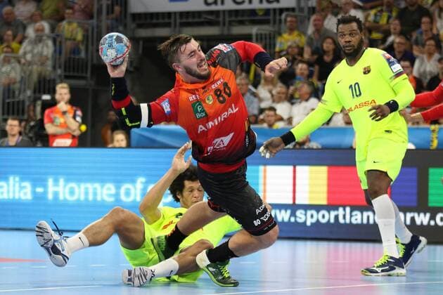 Rhein Neckar Loewen - Barca Lassa Rhein Neckar Loewe Jannik Kohlbacher (Nr.80) gegen Barcelonas Santos Goncalves (Nr.22) beim Spiel in der Champions League, Rhein Neckar Loewen - Barca Lassa. Mannheim. 12.09.18 Handball Champions League , Mannheim Baden Wuerttemberg Deutschland SAP Arena