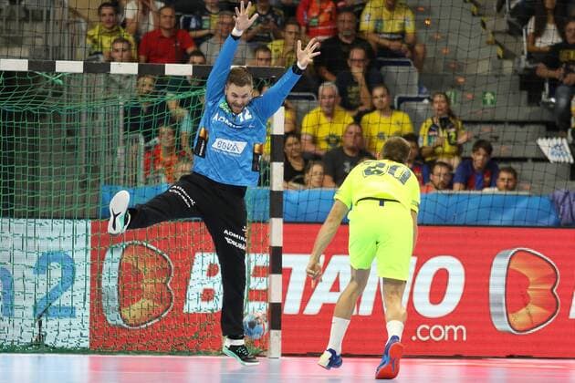 Rhein Neckar Loewen - Barca Lassa Rhein Neckar Loewe Andreas Palicka (Nr.12) gegen Barcelonas Alex Gomez (Nr.20) beim Spiel in der Champions League, Rhein Neckar Loewen - Barca Lassa. Mannheim. 12.09.18 Handball Champions League , Mannheim Baden Wuerttemberg Deutschland SAP Arena