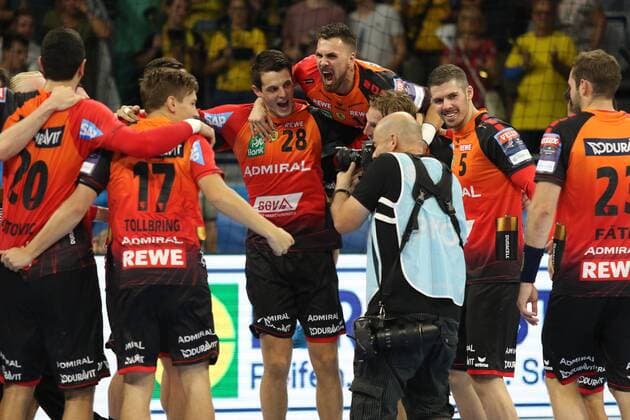 Rhein Neckar Loewen - Barca Lassa Jubel über den Sieg gegen Barcelona, Rhein Neckar Loewe Filip Taleski (Nr.28) ; Rhein Neckar Loewe Bogdan Radivojevic (Nr.14) beim Spiel in der Champions League, Rhein Neckar Loewen - Barca Lassa. Mannheim. 12.09.18 Handball Champions League , Mannheim Baden Wuerttemberg Deutschland SAP Arena