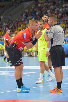 EHF Championsleague12.09.2018,Rhein Neckar Löwen vs. FC Barcelona Barca GuÃ°jon Valur SigurÃ°sson,( 9,RNL), ist mit einer Schiedsrichterentscheidung nicht einverstanden. -