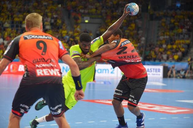 EHF Championsleague12.09.2018,Rhein Neckar Löwen vs. FC Barcelona Barca Am Ball Dika Mem,( 24, Barcelona). Mads Mensah,( 22,RNL), attackiert. -